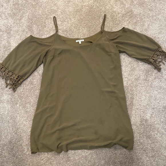 Charlotte Russe Dresses & Skirts - Cold shoulder shift dress